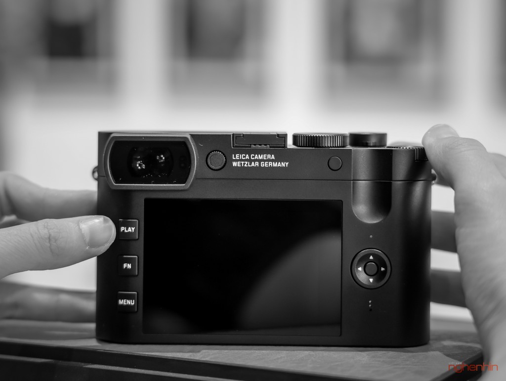 Khui hộp Leica Q2 Monochrom tại Việt Nam giá 155 triệu - Hình 13