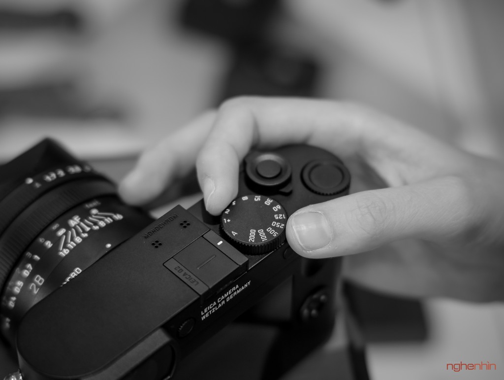 Khui hộp Leica Q2 Monochrom tại Việt Nam giá 155 triệu - Hình 12