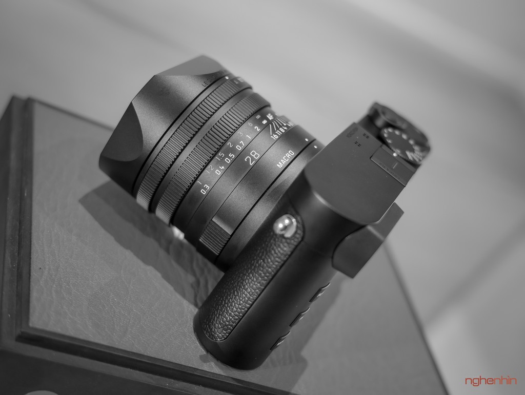 Khui hộp Leica Q2 Monochrom tại Việt Nam giá 155 triệu - Hình 10
