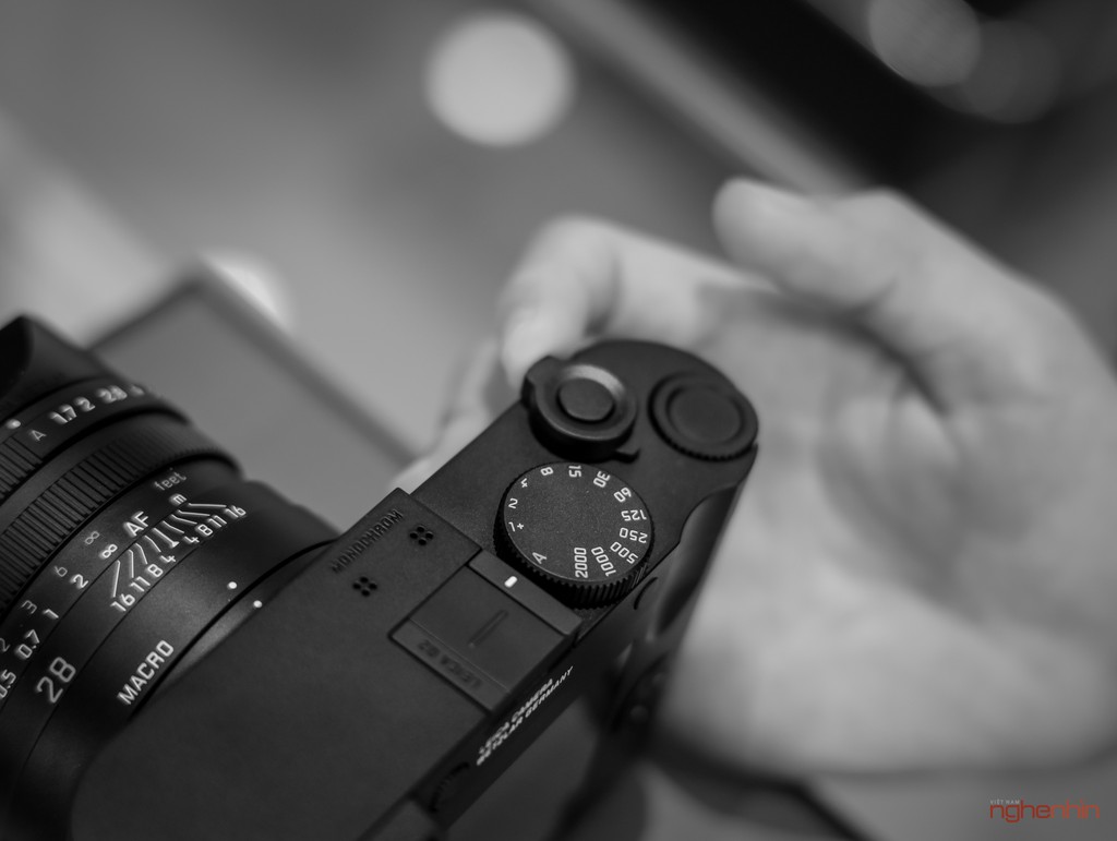 Khui hộp Leica Q2 Monochrom tại Việt Nam giá 155 triệu - Hình 11