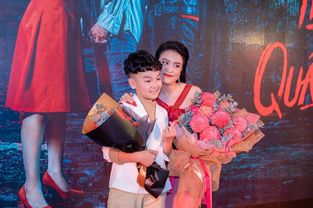 MC Vân Hugo hội ngộ Hoàng Thùy Linh, chúc mừng bạn thân 10 năm ra mắt phim mới - Hình 3