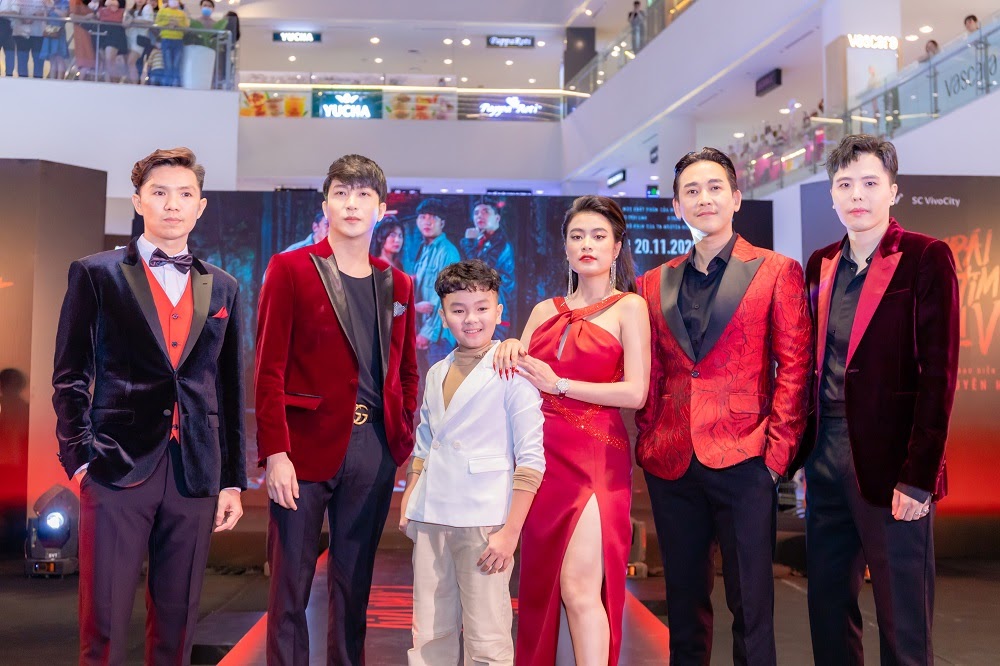 MC Vân Hugo hội ngộ Hoàng Thùy Linh, chúc mừng bạn thân 10 năm ra mắt phim mới - Hình 1