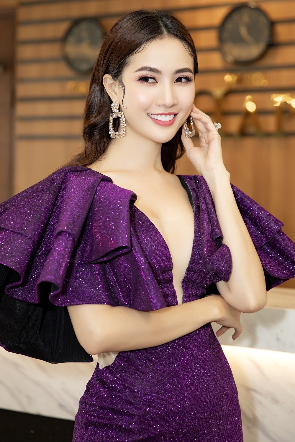 Phan Thị Mơ quyến rũ với đầm tím - Hình 1