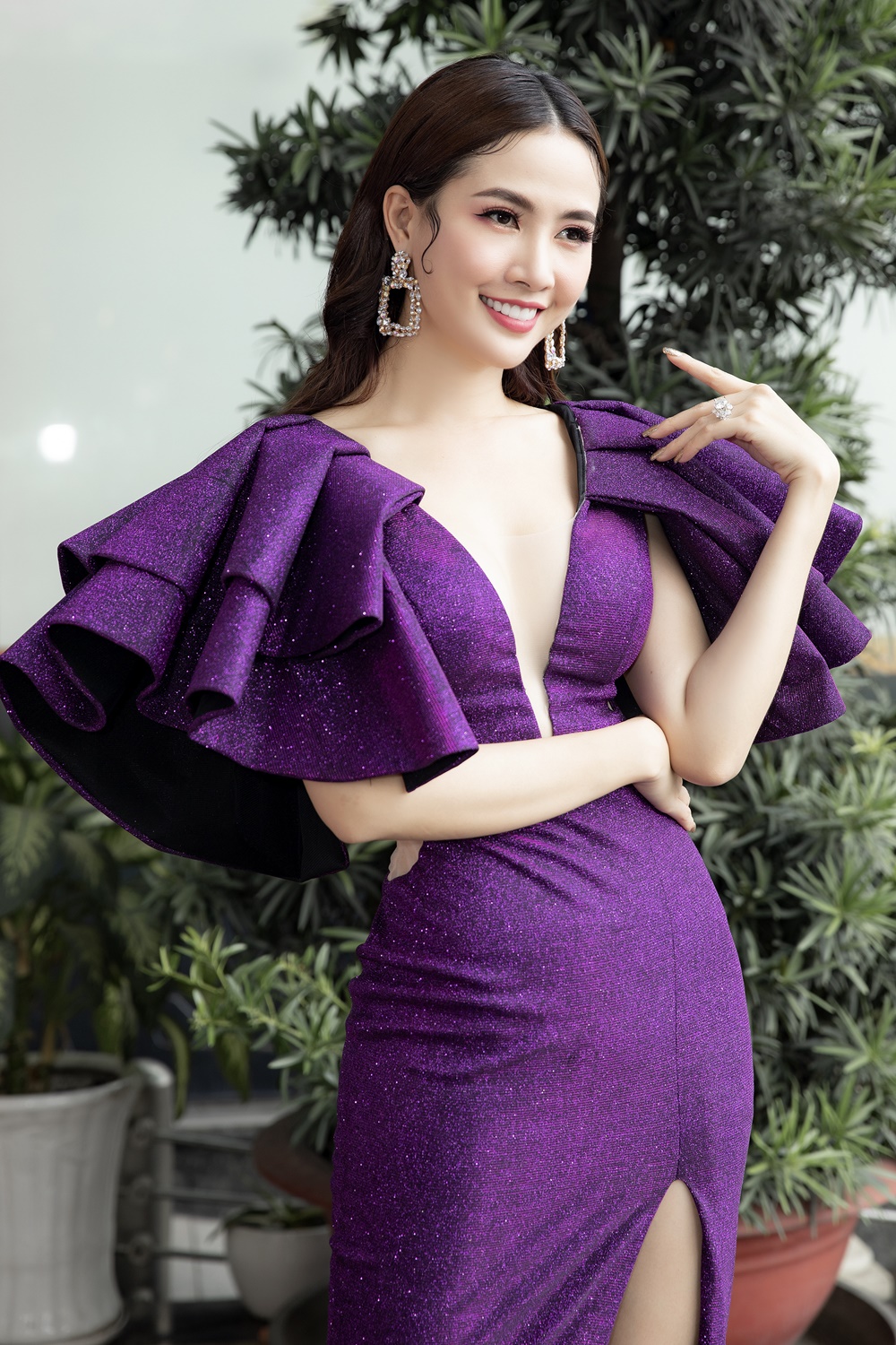 Phan Thị Mơ quyến rũ với đầm tím - Hình 6