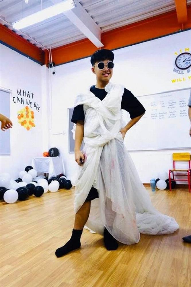 Nam sinh bị lừa mặc váy nhưng lại chiếm luôn spotlight của hội chị em từ  động tác đến thần thái đều sexy hết nấc  Thông tin cần biết về kỳ