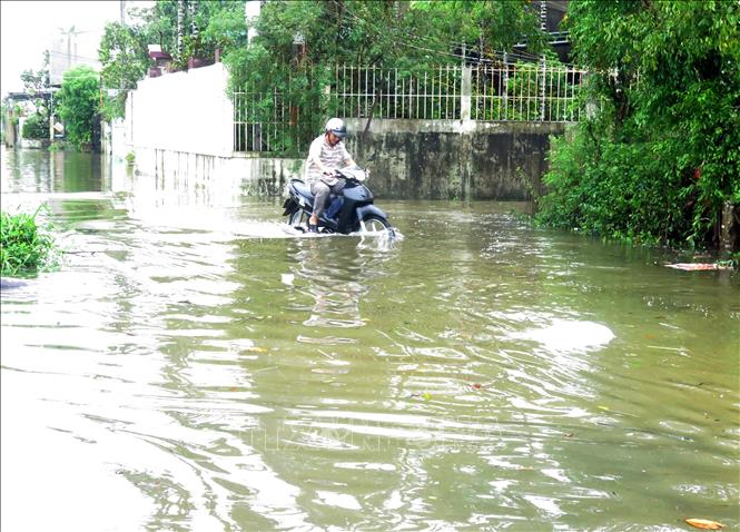 Quảng Ngãi: Nhiều nơi bị ngập sâu, giao thông chia cắt - Hình 1