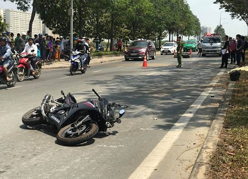 Vừa nghiêng đầu sang phải, ông chú bị nữ sinh tông ngang thân xe, dân mạng ngao ngán khi soi camera - Hình 1