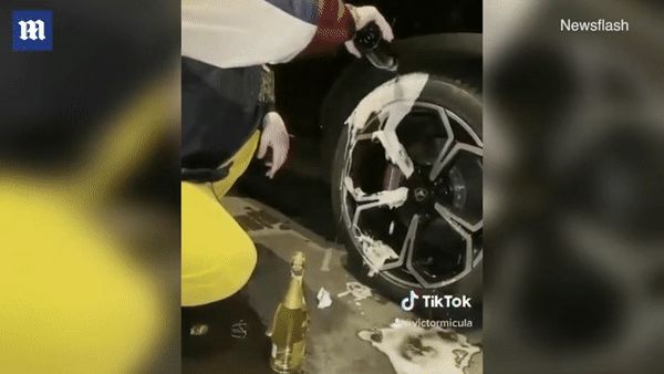 Rich kid rửa lốp Lamborghini bằng rượu vang thượng hạng xem chai nào giúp xe đi sướng hơn - Hình 1