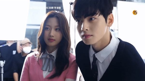 Cha Eun Woo cạn lời khi nhìn thấy mặt mộc Moon Ga Young ở hậu trường True Beauty - Hình 10