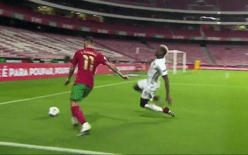 Pogba chơi quyết liệt với Bruno Fernandes - Hình 2