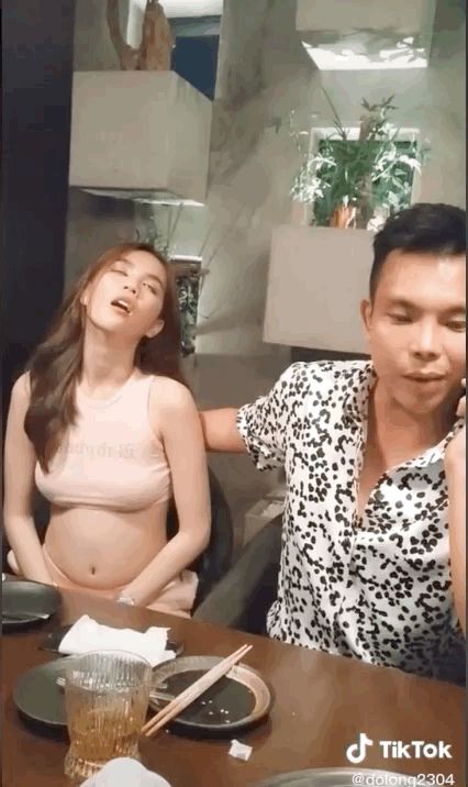 Dân tình ngỡ ngàng vì Ngọc Trinh để lộ vòng 2 ngấn mỡ và còn làm clip khoe, còn đâu vòng eo 56cm và body chuẩn đét ngày ấy? - Hình 1