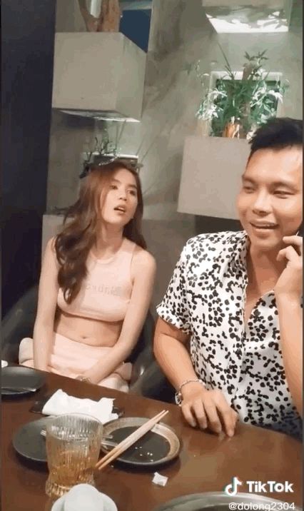 Dân tình ngỡ ngàng vì Ngọc Trinh để lộ vòng 2 ngấn mỡ và còn làm clip khoe, còn đâu vòng eo 56cm và body chuẩn đét ngày ấy? - Hình 2