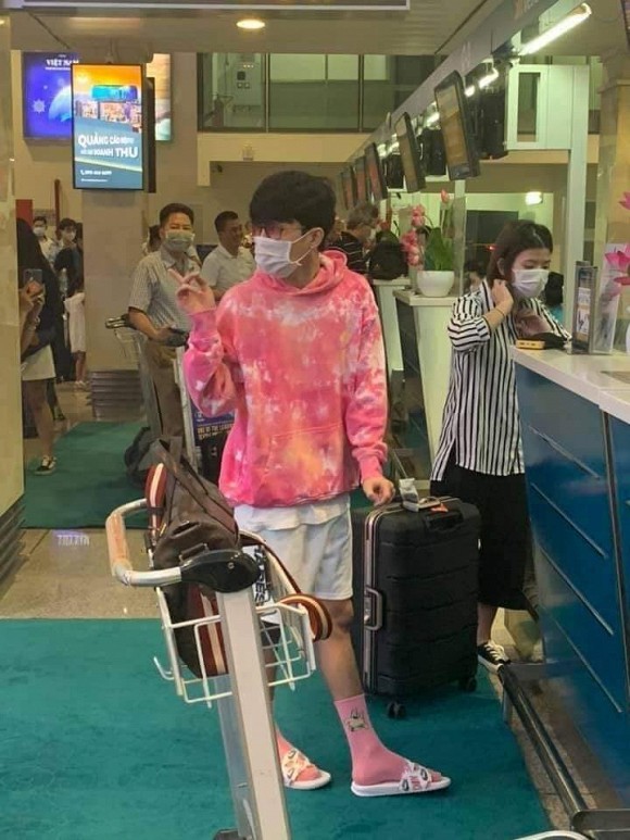 Bị chụp lén ở sân bay, Jack nổi bật khi mặc áo hồng nhưng tất cũng màu hồng có vẻ sai sai - Hình 8
