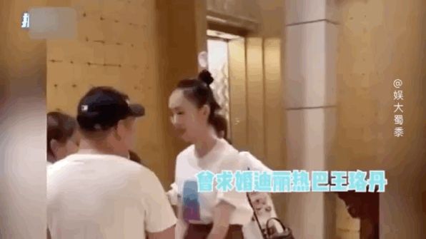 8 diễn viên Hoa ngữ tả tơi với fan cuồng: Lưu Diệc Phi bị quật ngã tại chỗ, số 4 gây phẫn nộ vì đồng nghiệp dửng dưng vô cảm - Hình 6