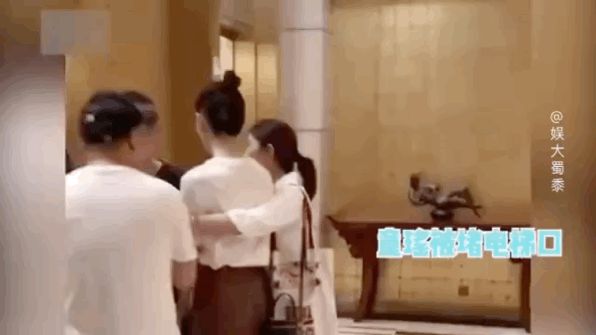 8 diễn viên Hoa ngữ tả tơi với fan cuồng: Lưu Diệc Phi bị quật ngã tại chỗ, số 4 gây phẫn nộ vì đồng nghiệp dửng dưng vô cảm - Hình 5