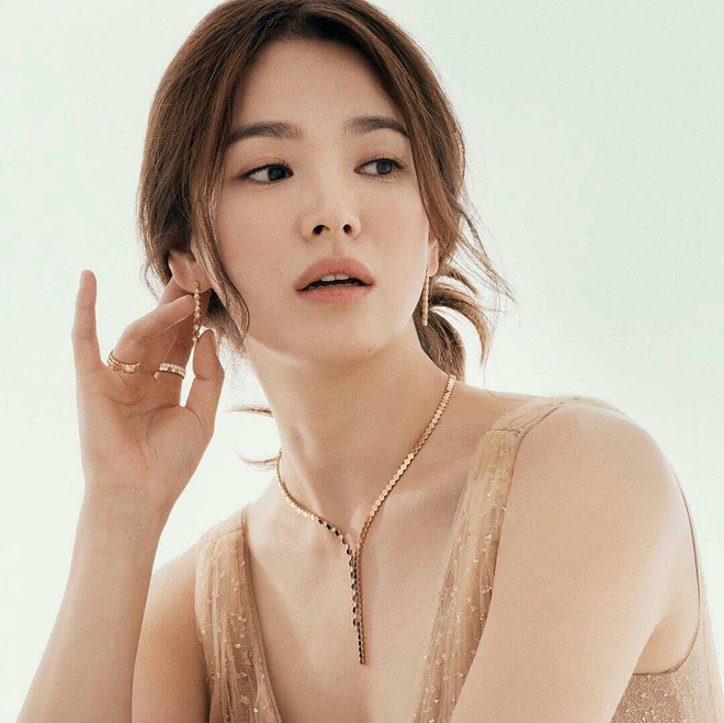 Song Hye Kyo đón sinh nhật cùng ông xã và bạn bè tại khách sạn gần nhà