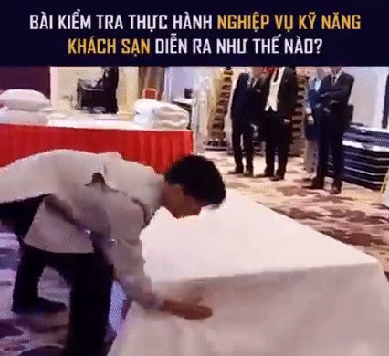 Nếu thường tò mò vì sao drap giường phòng khách sạn luôn rất vuông vức thì hành động của thanh niên bộ phận buồng phòng dưới đây sẽ giải đáp tất cả - Hình 2