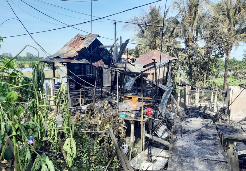 Sau tiếng nổ lớn, 7 căn nhà ở An Giang bị thiêu rụi - Hình 1