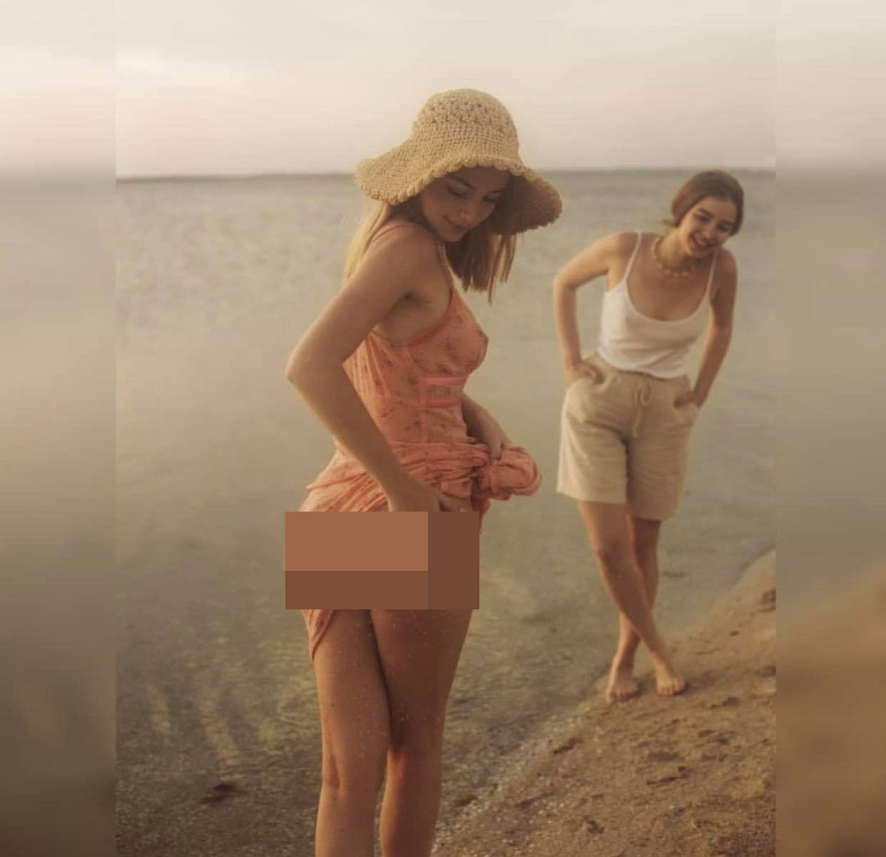 2 thiếu nữ thả vòng 1 bên bờ biển gây thương nhớ trong bộ ảnh Người đi nhặt vỏ sò - Hình 2