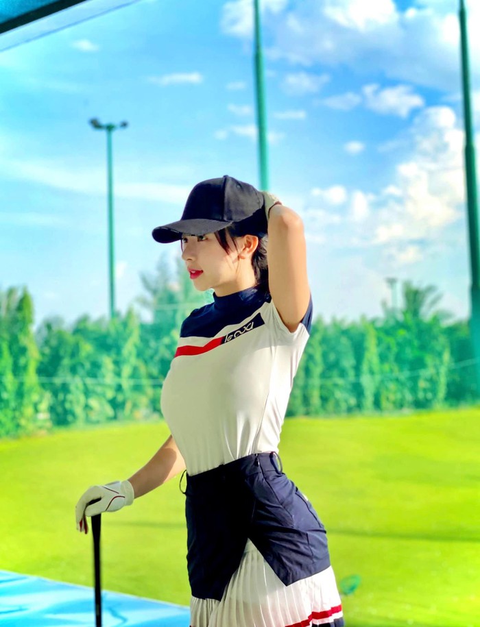 Chân dung hot girl làng golf khiến ai cũng dán mắt vì body nuột nà - Hình 5