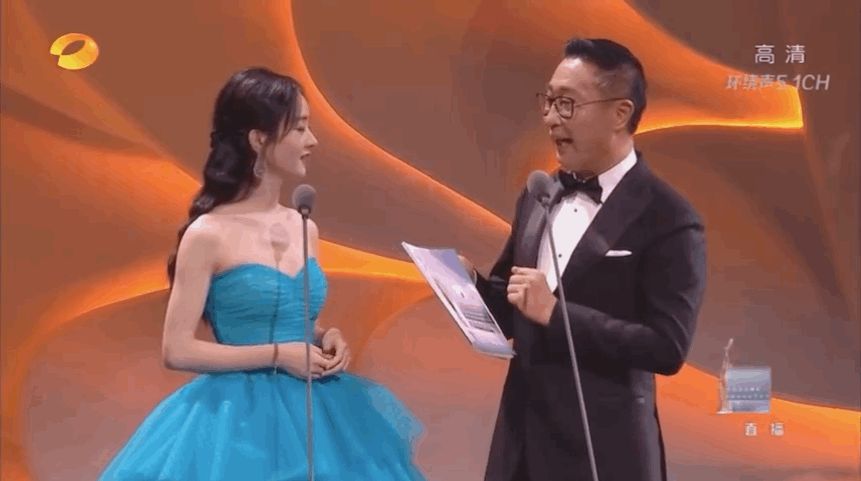 Loạt khung hình gây liên tưởng tới màn đấu đá showbiz: Phạm Băng Băng bị dàn đại hoa cô lập, Irene giành giật với đàn em - Hình 9