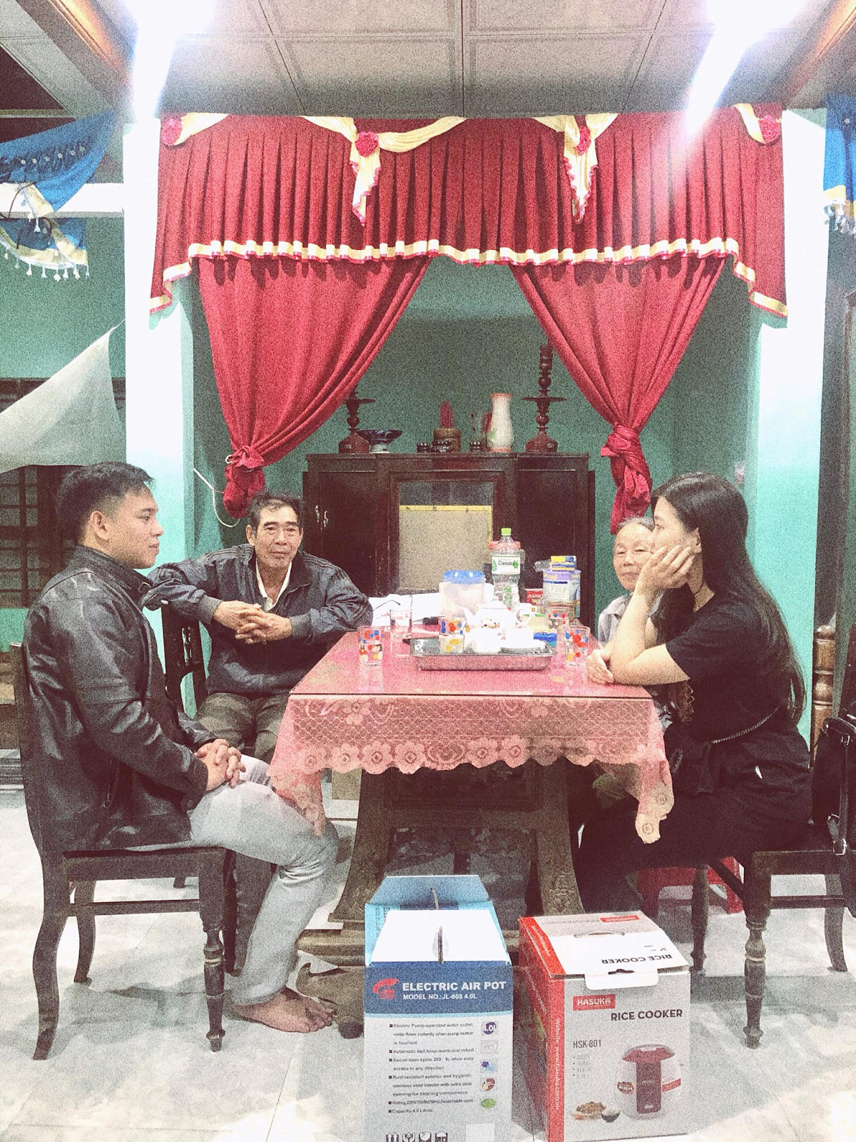 Bị trưởng thôn mời đến nhà kiểm chứng, Thủy Tiên lặng lẽ xóa bài “vạch trần” nhưng không xin lỗi?