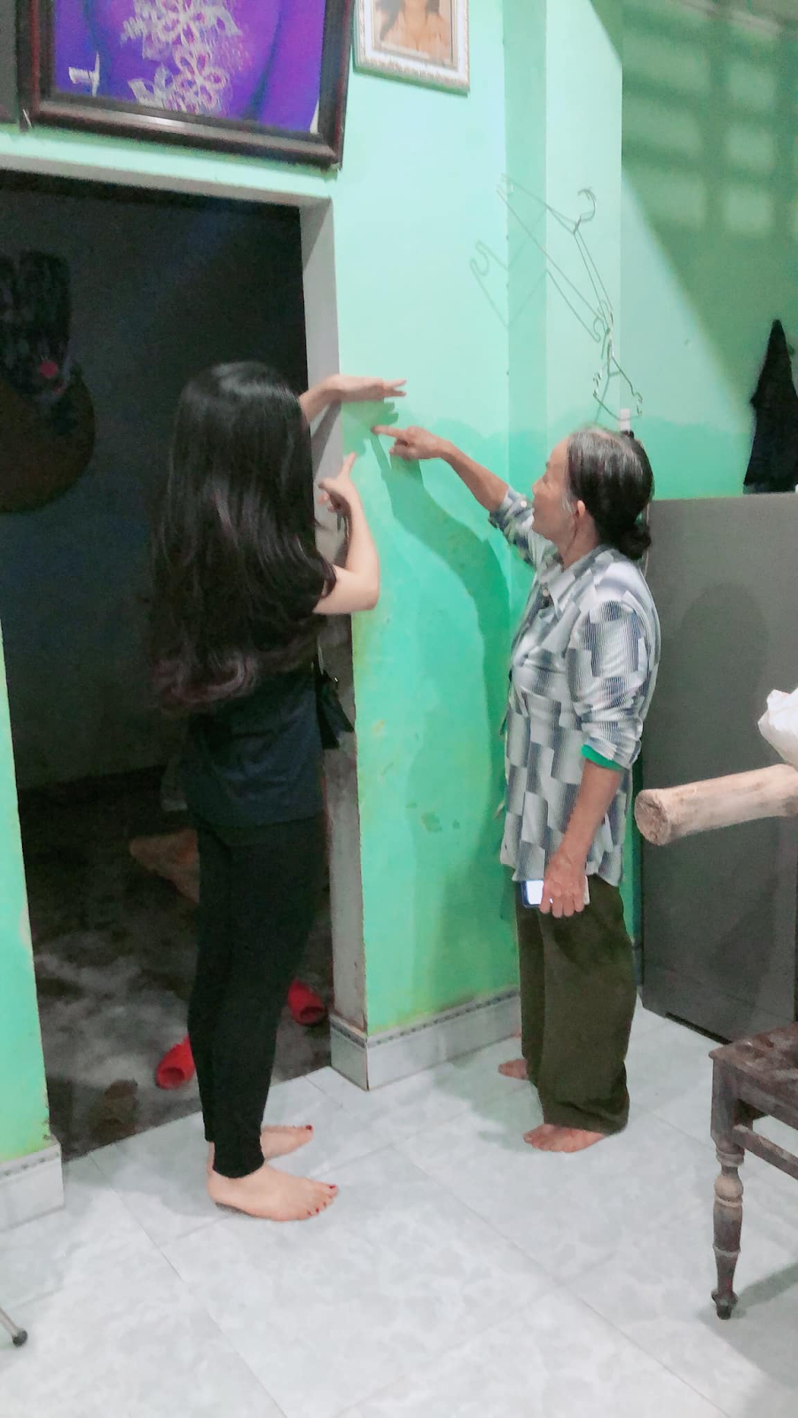 Bị trưởng thôn mời đến nhà kiểm chứng, Thủy Tiên lặng lẽ xóa bài “vạch trần” nhưng không xin lỗi?