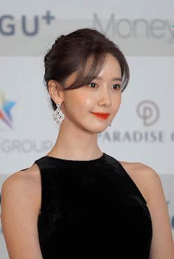 Nhìn mấy giây đã đau mắt, 7 idol này lại chấp luôn đèn flash: V (BTS) - Yoona mắt mở long lanh, kéo đến nhân vật ở cuối mà... quỳ - Hình 7