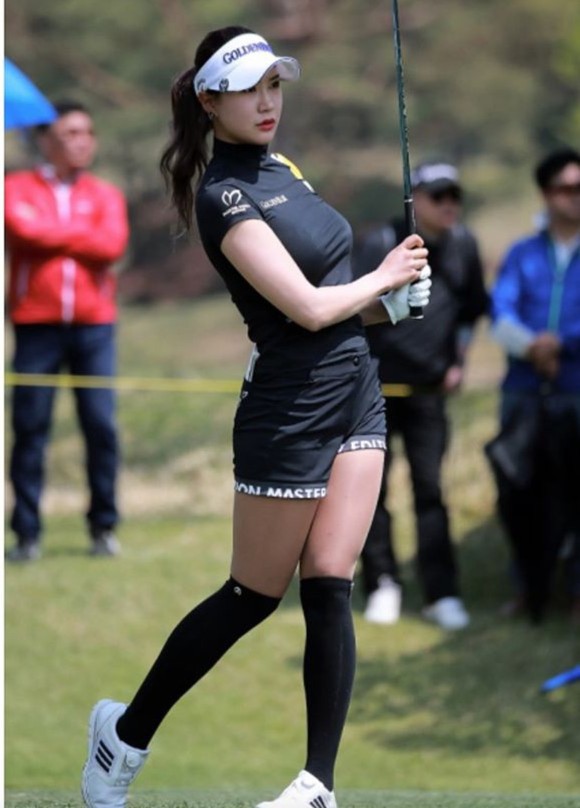 Nữ thần golf xứ Hàn khốn khổ vì sở hữu thân hình nóng bỏng - Hình 11