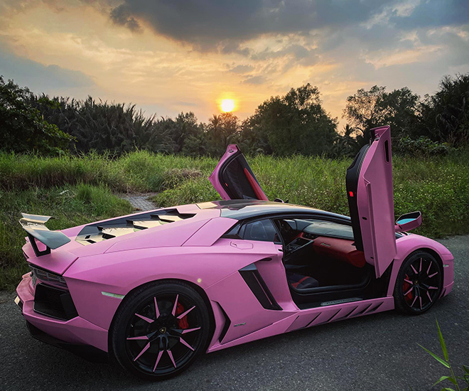 Bộ đôi Lamborghini Aventador RollsRoyce Ghost lột xác màu hồng đón Tết CafeAutoVn