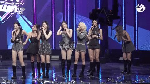 TWICE hát encore mà căng thẳng, sợ sệt như lên bảng trả bài, bị ném đá nhiều đến mức ám ảnh và mất sạch tự tin rồi? - Hình 1