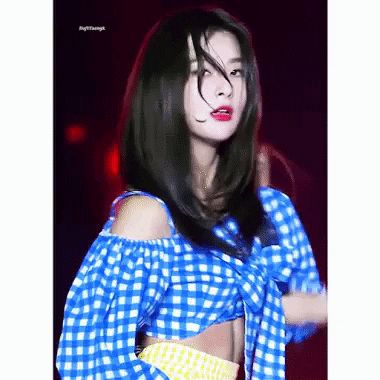 Seulgi (Red Velvet) mặc crop-top bị muỗi đốt sưng bụng nhưng vì chuyên nghiệp mà chẳng dám gãi, fan nhìn mà ngứa giùm! - Hình 4