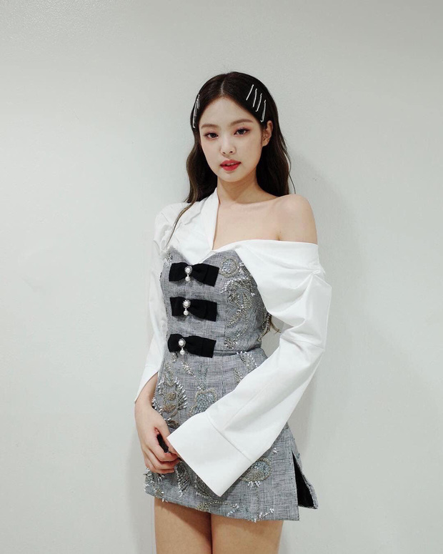 PHOTO 221214 JENNIE wore a CHANEL custommade outfit created by Virginie  Viard for You and Me performance at the BLACKPINK BORN PINK  Instagram
