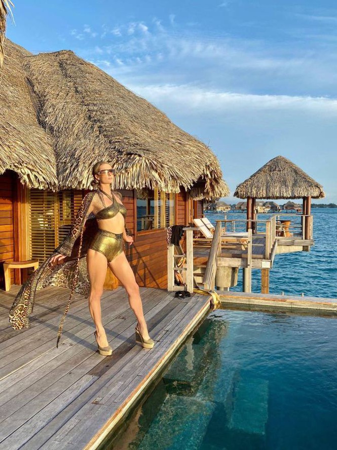 Ảnh bikini siêu gợi cảm của Paris Hilton ở đảo thiên đường - Hình 5