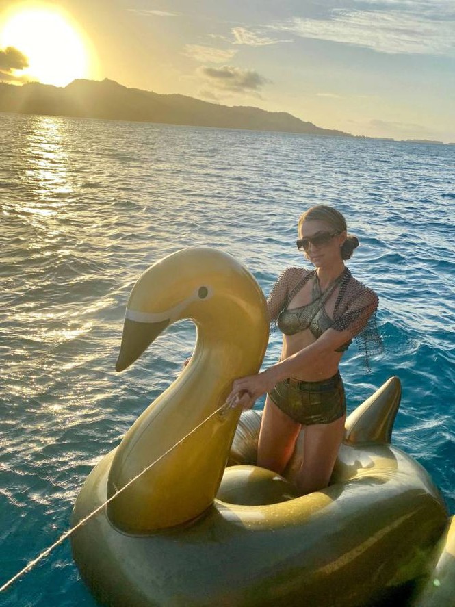 Ảnh bikini siêu gợi cảm của Paris Hilton ở đảo thiên đường - Hình 2