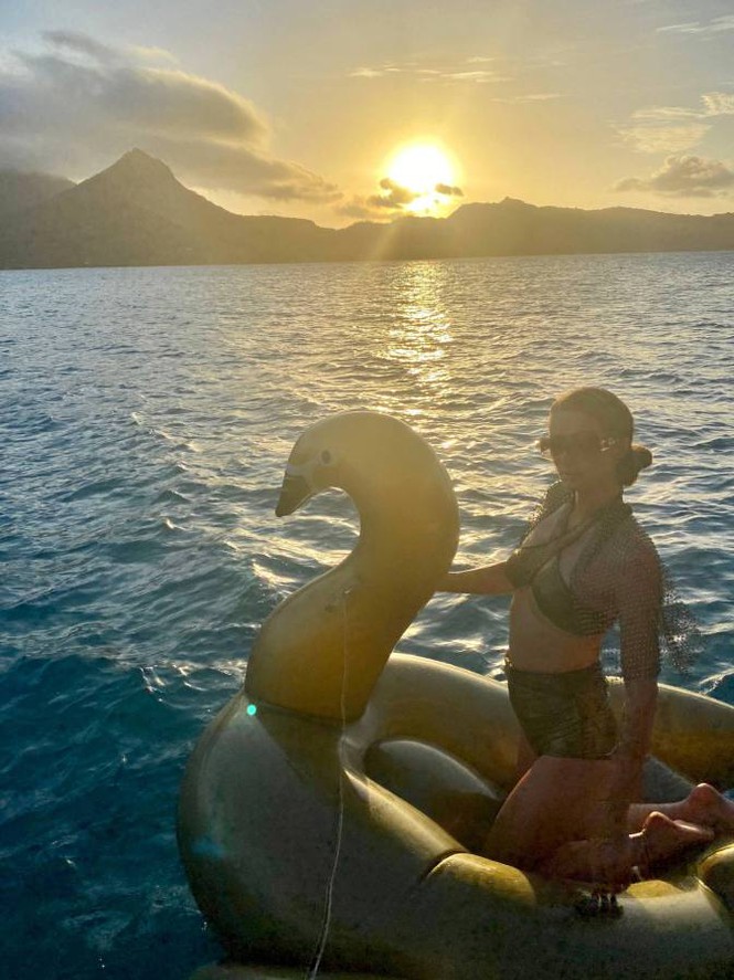 Ảnh bikini siêu gợi cảm của Paris Hilton ở đảo thiên đường - Hình 3