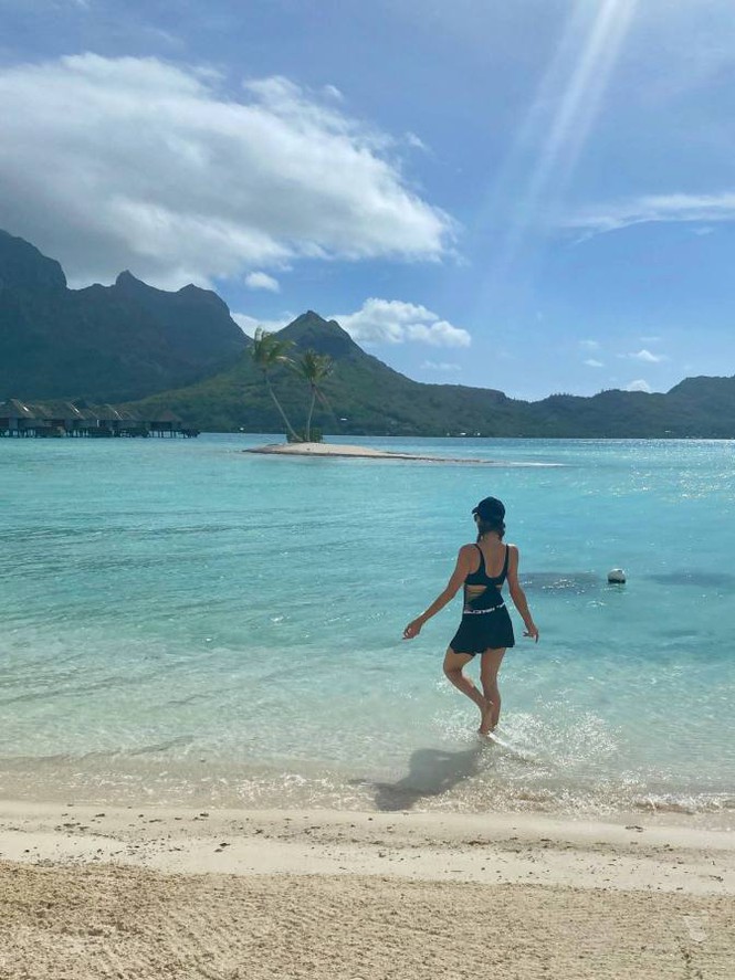 Ảnh bikini siêu gợi cảm của Paris Hilton ở đảo thiên đường - Hình 9