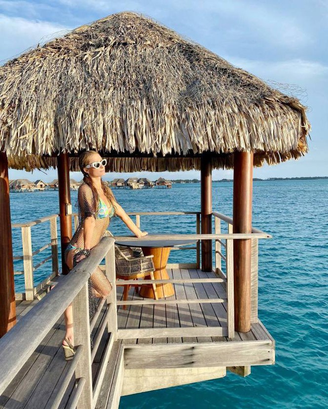 Ảnh bikini siêu gợi cảm của Paris Hilton ở đảo thiên đường - Hình 4