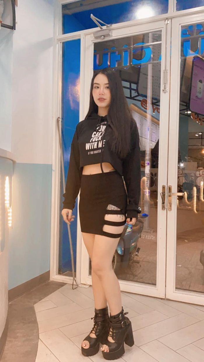 Nóng mắt phong cách thời trang thiếu vải của hot girl Linh Miu - Hình 5