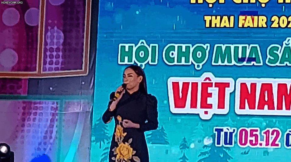 Phi Nhung khóc nức nở trên sân khấu vì đi diễn ở tỉnh đúng hôm Chí Tài mất, ra về không nổi phải nhờ người dìu - Hình 2