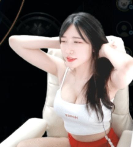 Vươn vai quá đà, nữ streamer gợi cảm vô tình hớ hênh ngay trên sóng vì vòng một quá to, cố che nhưng không kịp - Hình 3