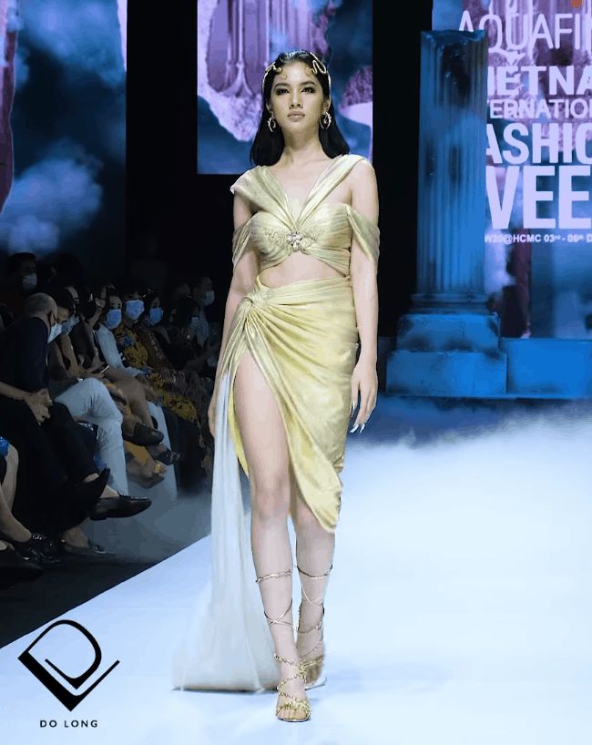 Lần đầu tiên trình diễn catwalk, Cẩm Đan lấn át cả dàn chân dài với thần thái kiêu sa sắc lạnh: Hóa ra người mở màn show NTK Đỗ Long chính là cô - Hình 6