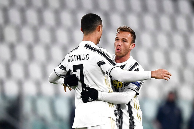 Arthur: Ronaldo dễ gần hơn Messi - Hình 1
