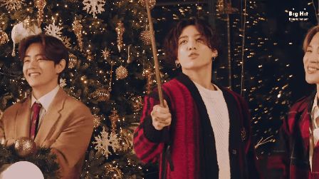 BTS khiến fan nghe muốn... mệt khi nối dài chuỗi remix siêu hit Dynamite bằng version Giáng sinh, nên dừng lại đi thôi? - Hình 1