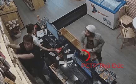 CLIP: Một thủ đoạn đơn giản lừa cả 2 nhân viên bán hàng, nạn nhân hoa mắt vì màn trộm điện thoại có nghề - Hình 1
