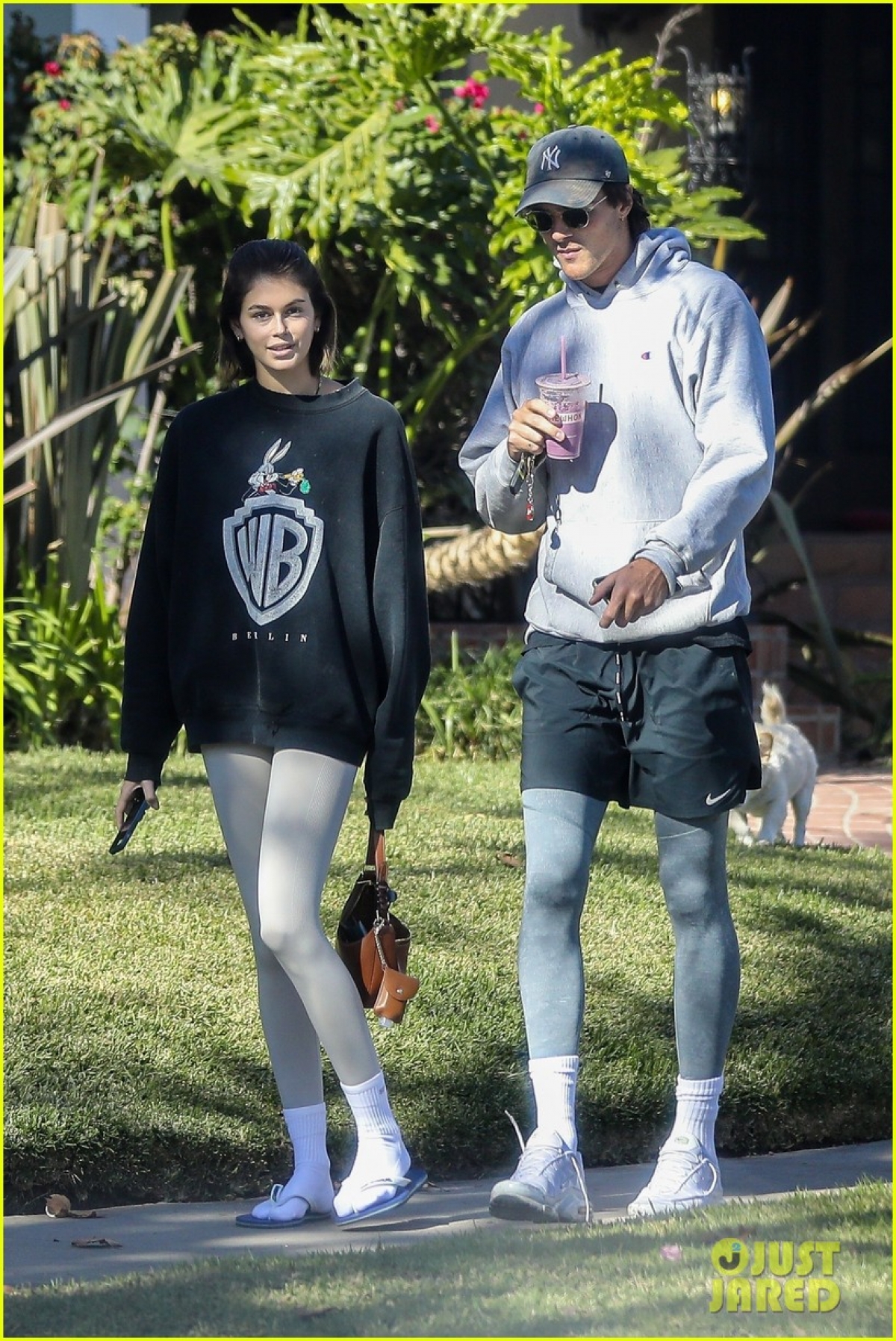 Kaia Gerber và bạn trai vui vẻ dắt thú cưng đi dạo - Hình 6