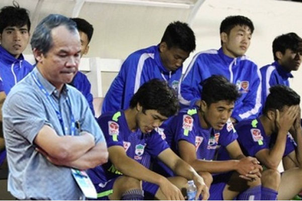 Lời chỉ trích như dao đâm vào tim bầu Đức, Kiatisuk liệu có trả được cả nợ lẫn lãi? - Hình 1