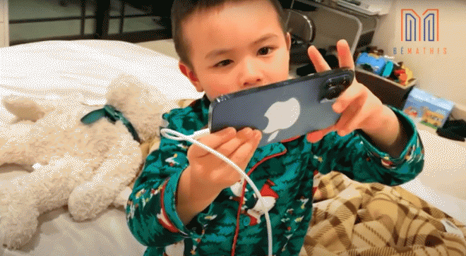 Mới 4 tuổi, con trai Đan Trường đã được mẹ tặng điện thoại Iphone 12 xịn xò - Hình 6