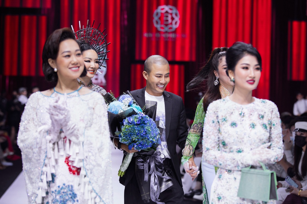 Nhà thiết kế Bảo Bảo lăng xê áo dài, đồ bà ba cho sui gia - Hình 23