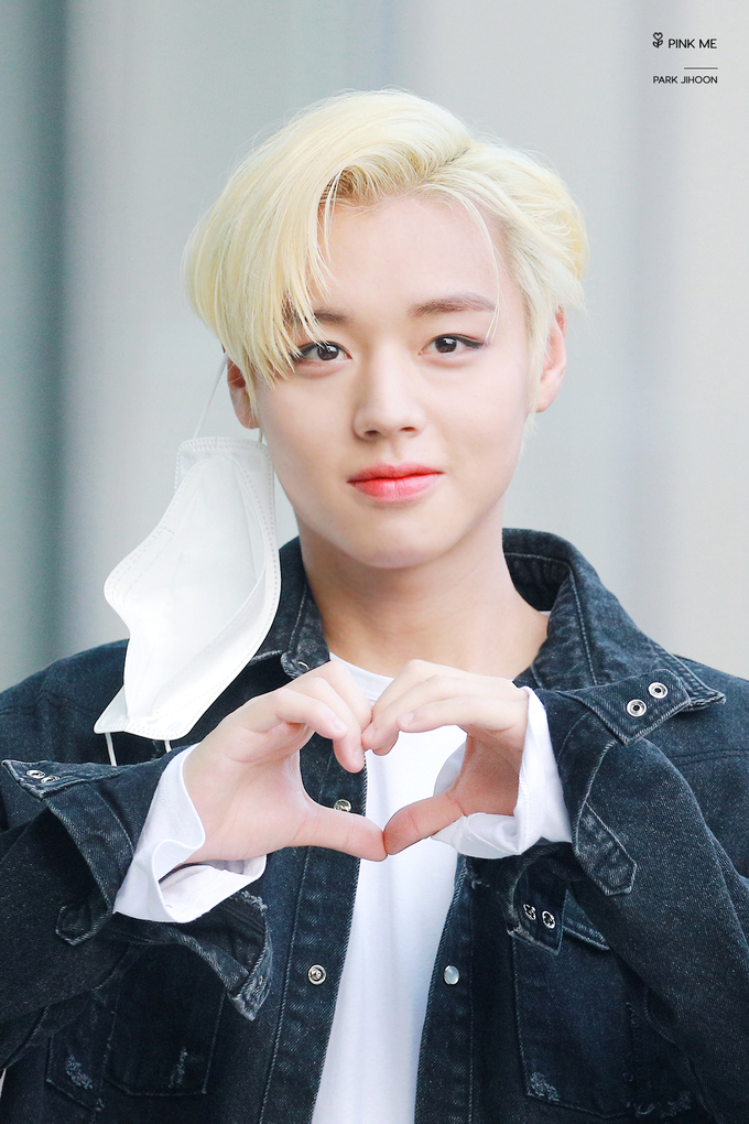 Những khoảnh khắc không khẩu trang hiếm hoi của idol Kpop trong 2020 - Hình 11